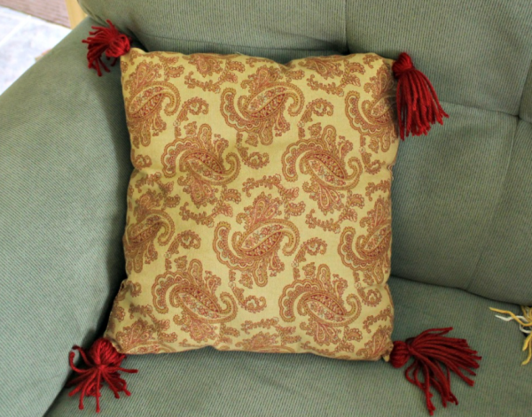 Bantal Gantung dengan Aksen Tassel